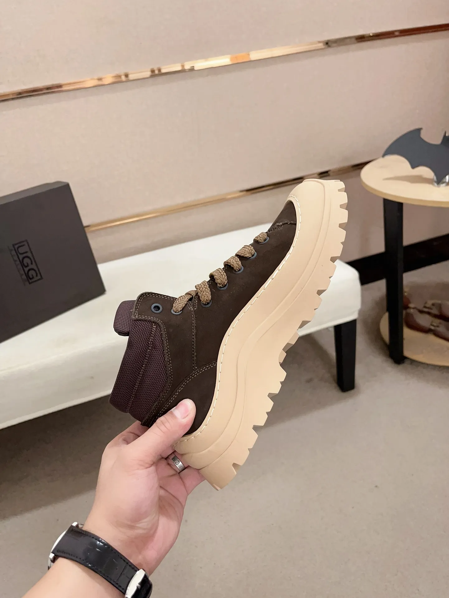 Factory Price: 390 Men's Men's Shoes 💰North American Men's Shoes Ugg ☃️In the special sale of new high-quality men's shoes and snow boots in autumn and winter, the nemesis of extreme cold weather! Made of cowhide leather, merino wool lining, and original outsole, whether driving, outdoor or daily wear, there is always one that suits you! Code number 39-44